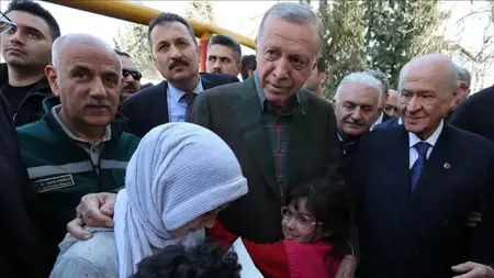 الرئيس أردوغان يتفقد مخيمات المتضررين من الزلزال في ولاية عثمانية