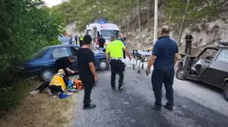 حادث مأساوي في كوتاهيا.. سيارة تصطدم بعمود وتخلف قتيلًا