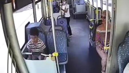 أسرة سائحة تنسى أحد أطفالها في إحدى الحافلات العامة بأنطاليا