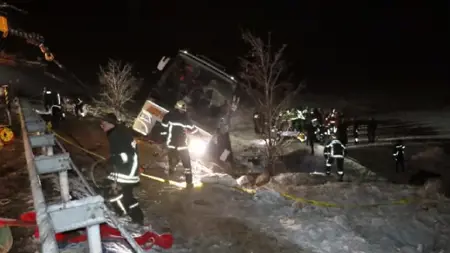 مصرع أربعة أشخاص إثر انقلاب حافلة ركاب في قيصري