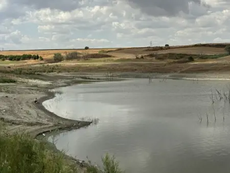 تركيا ..انخفاض منسوب المياه في بركة تركمانلي بسبب الجفاف