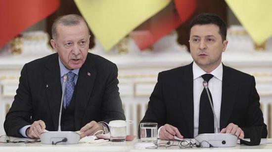 أردوغان يبحث هاتفيا مع زيلينسكي آخر تطورات الحرب الأوكرانية-الروسية