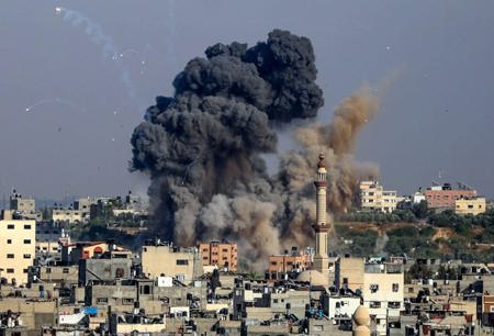 غارات إسرائيلية عنيفة شمال وجنوب قطاع غزة