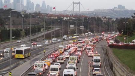 سكان إسطنبول يواجهون الإزدحام المروري عقب انتهاء حظر التجول