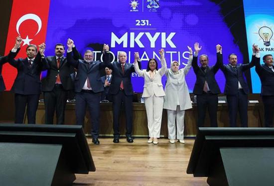 أردوغان يقلّد أربعة رؤساء بلديات شارة العدالة والتنمية بعد انضمامهم للحزب