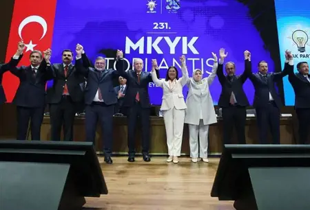 أردوغان يقلّد أربعة رؤساء بلديات شارة العدالة والتنمية بعد انضمامهم للحزب