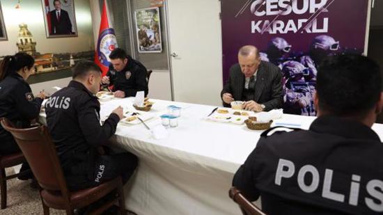 أردوغان يقيم وجبة الإفطار برفقة وزير الداخلية في مركز شرطة أسكودار