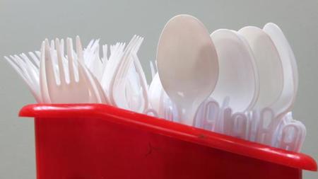 انجلترا تحظر  البلاستيك ذات الاستخدام الواحد