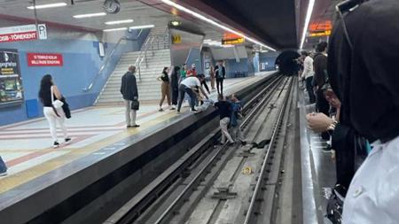 لحظات مرعبة: امرأة تفقد توزانها وتقع على قضبان مترو أنفاق في أنقرة