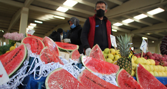 تركيا.. إقبال كبير على شراء البطيخ الأحمر رغم ارتفاع أسعاره 