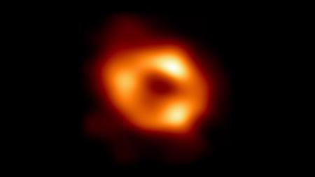 اكتشاف علمي مذهل: تصوير ثقب أسود هائل لأول مرة