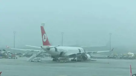تركيا..الضباب يمنع الرحلات الجوية في مطار صبيحة كوكجن تركيا..الضباب يمنع الرحلات الجوية في مطار صبيحة كوكجن