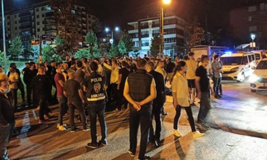 هل دعت الهجرة التركية السوريين في أنقرة إلى أداء صلاة الجمعة في منازلهم؟