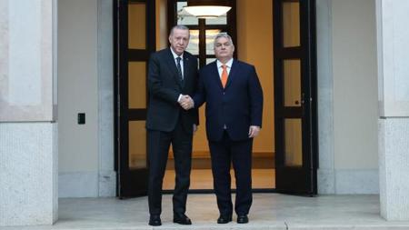 رئيس وزراء المجر يهدي أردوغان حصانًا