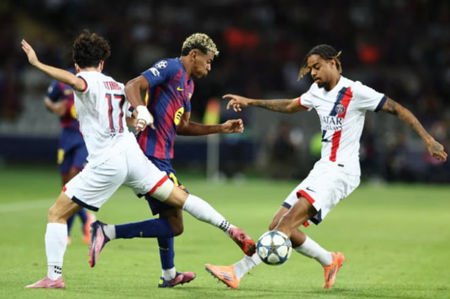 باريس سان جيرمان يخطف فوزًا مثيرًا من برشلونة بهدف قاتل في دوري الأبطال