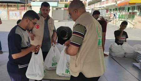الإغاثة التركية في غزة.. تقديم وجبات طعام ومبالغ نقدية لمن دُمرت منازلهم 