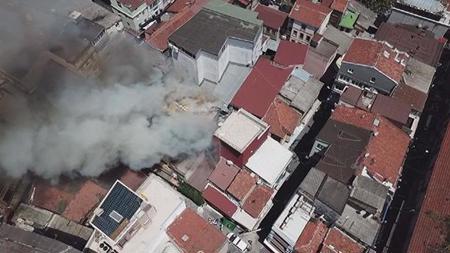 اندلاع حريق في مستودع ألعاب في منطقة الفاتح بإسطنبول