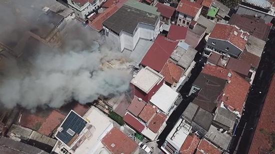 اندلاع حريق في مستودع ألعاب في منطقة الفاتح بإسطنبول