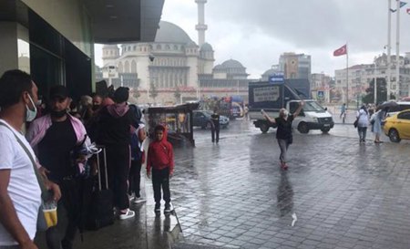 ميدان تقسيم بإسطنبول.. السياح يستمتعون بزخات المطر المنعشة 
