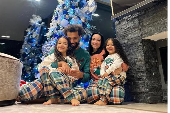 احتفال محمد صلاح مع عائلته بعيد الميلاد يثير الجدل