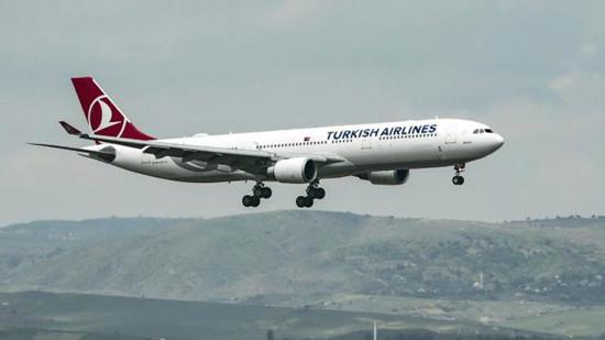 عاجل :هبوط أول طائرة في مطار هاتاي بعد عودته إلى الخدمة