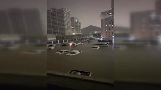 فيضانات غزيرة تغمر شوارع الإمارات وتشل حركة المرور