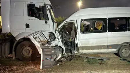 قتيل و14 جريحًا في اصطدام ميني باص خدمة بشاحنة في هطاي
