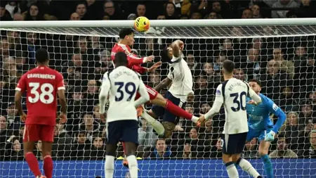 ليفربول يتفوق ويشعل المدرجات أمام توتنهام