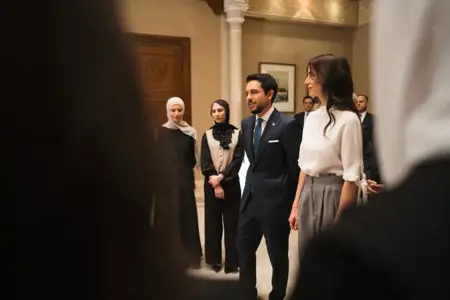 بإطلالةٍ أنيقة وهادئة.. الأميرة رجوة الحسين تستقبل الطلبة المتفوّقين في عمّان