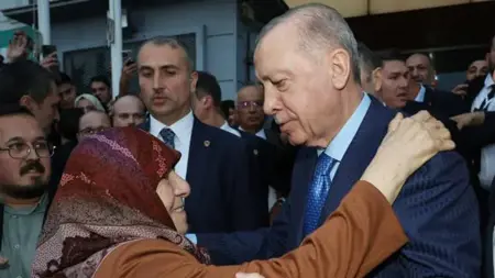 الرئيس أردوغان يزور مقر حزب العدالة والتنمية في أنطاليا