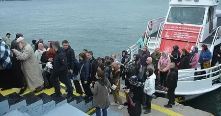 توافد الزوار  لرؤية برج الفتاة عن قرب