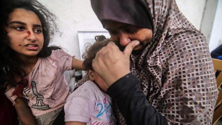 مئات الآلاف من الفلسطينيين في غزة يحتمون بجوار مستشفى الشفاء