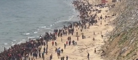الآلاف في غزة يتوافدون نحو الشاطئ للحصول على طعام أسقطته طائرات أردنية في البحر