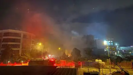 اندلاع حريق كبير في مستودع سيراميك بإزمير