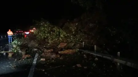 انهيار أرضي هائل بولاية ريزي التركية يوقف حركة المرور 