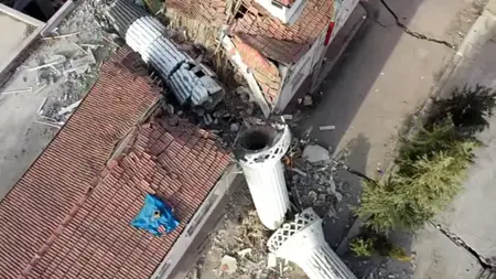 مئذنة بولاية أديامان التركية تشطر سقف مبنى إلى نصفين 