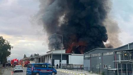 حريق هائل في مصنع للنسيج في أوشاك