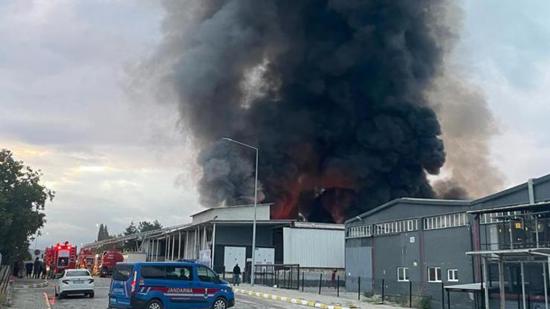 حريق هائل في مصنع للنسيج في أوشاك