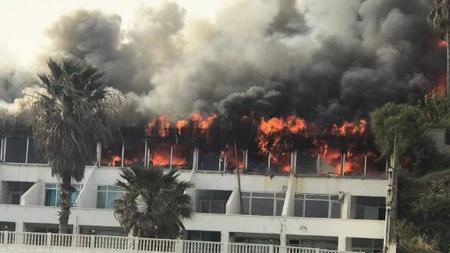 حريق مهول يلتهم فندق في ولاية أضنة التركية