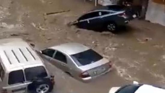 صور مذهلة من مكة المكرمة: الأمطار الغزيرة تتسبب في إغراق الشوارع