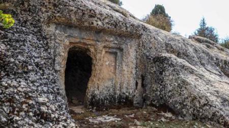 المقابر التاريخية في ولاية أنطاليا هدفاً لصائدي الكنوز والمخربين