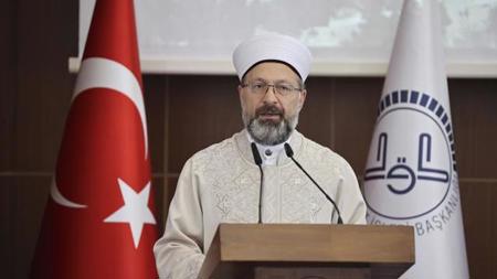  رئيس الشؤون الدينية التركي يشيد بحفظة القرآن الكريم 