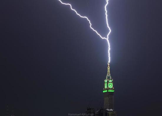مصور سعودي يوثق صاعقة رعدية قوية تضرب برج الساعة في مكة المكرمة 