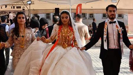 عروس تركية تفقد توازنها بسبب" الذهب" خلال حفل زفافها