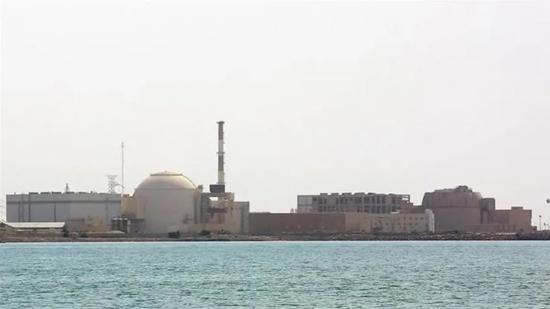 إيران ترد بضربات صاروخية على قواعد أمريكية.. إنذارات في دول الخليج