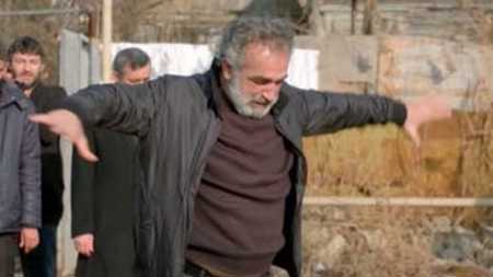 فيديو غريب ينتشر في إيران يظهر أبا يرقص على قبر قرب ابنته..ما القصة؟