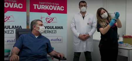 وزير الصحة التركي يتلقى الجرعة الثالثة بلقاح "توركوفاك" المحلي