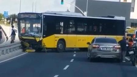 حافلة متروبوس تصطدم بسيارة متوقفة على طريق أرناؤوطكوي- مطار اسطنبول