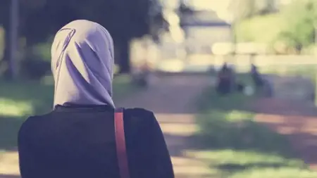 مسلمة محجبة تتعرض للإعتداء في برلين مسلمة محجبة تتعرض للإعتداء في برلين