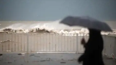 الأرصاد الجوية تصدر تحذيرا من عواصف قوية في البحر الأسود